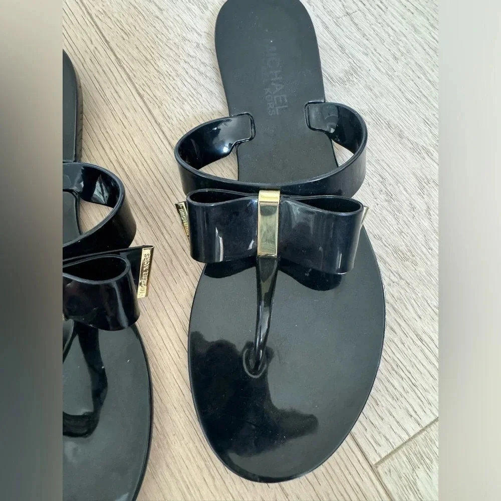 Michael Kors thong sandal size 6